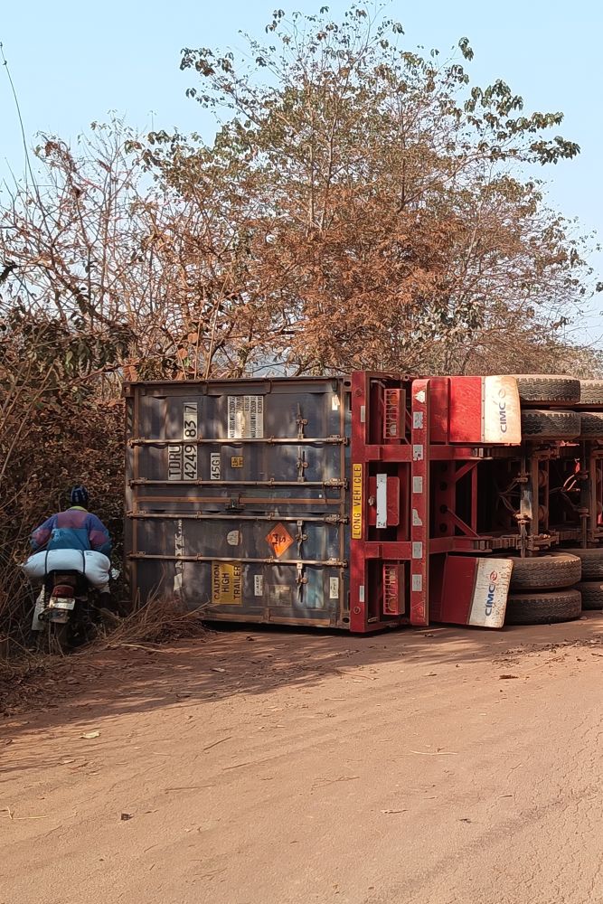 Rolled truck blocks highway, Guinea Conakry road to Côte d'Ivoire